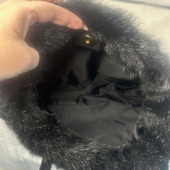 Leather and Faux Fur shoulder bag in all black - Picture 7 of 8